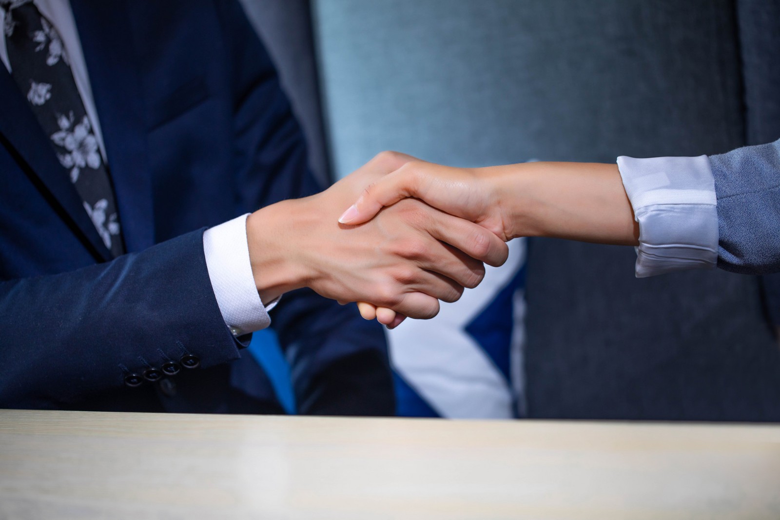 腾讯阿里拥抱彼此，“站队者”何去何从