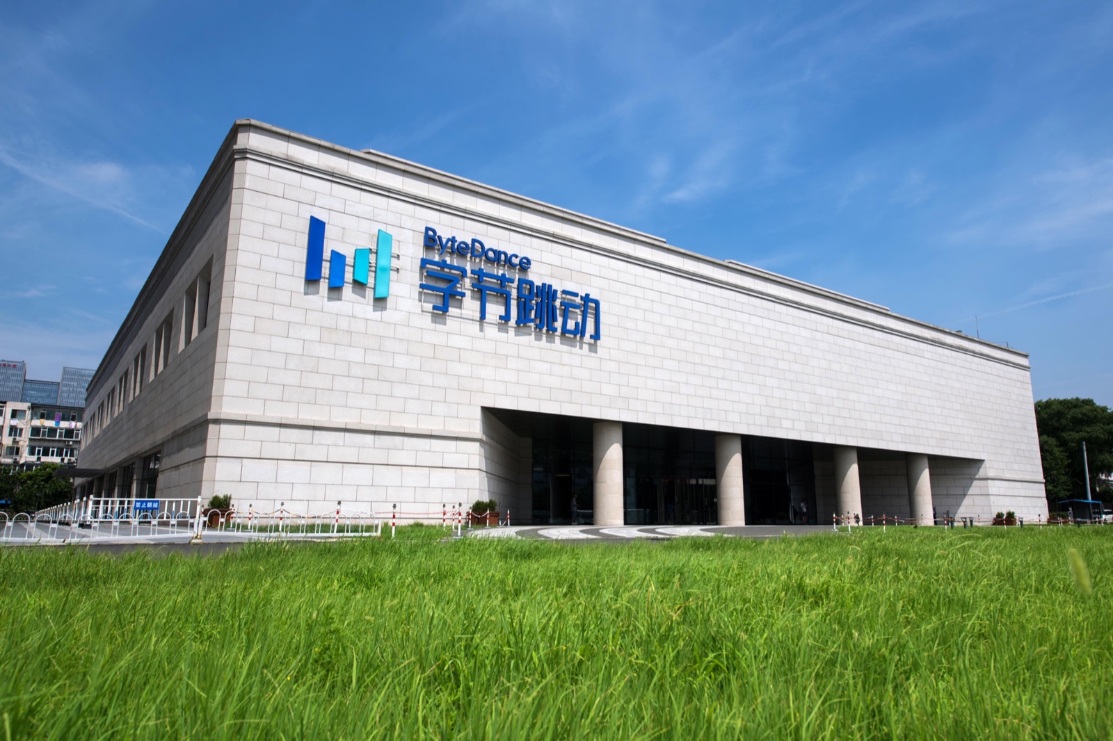 字节后撤，抖音向前