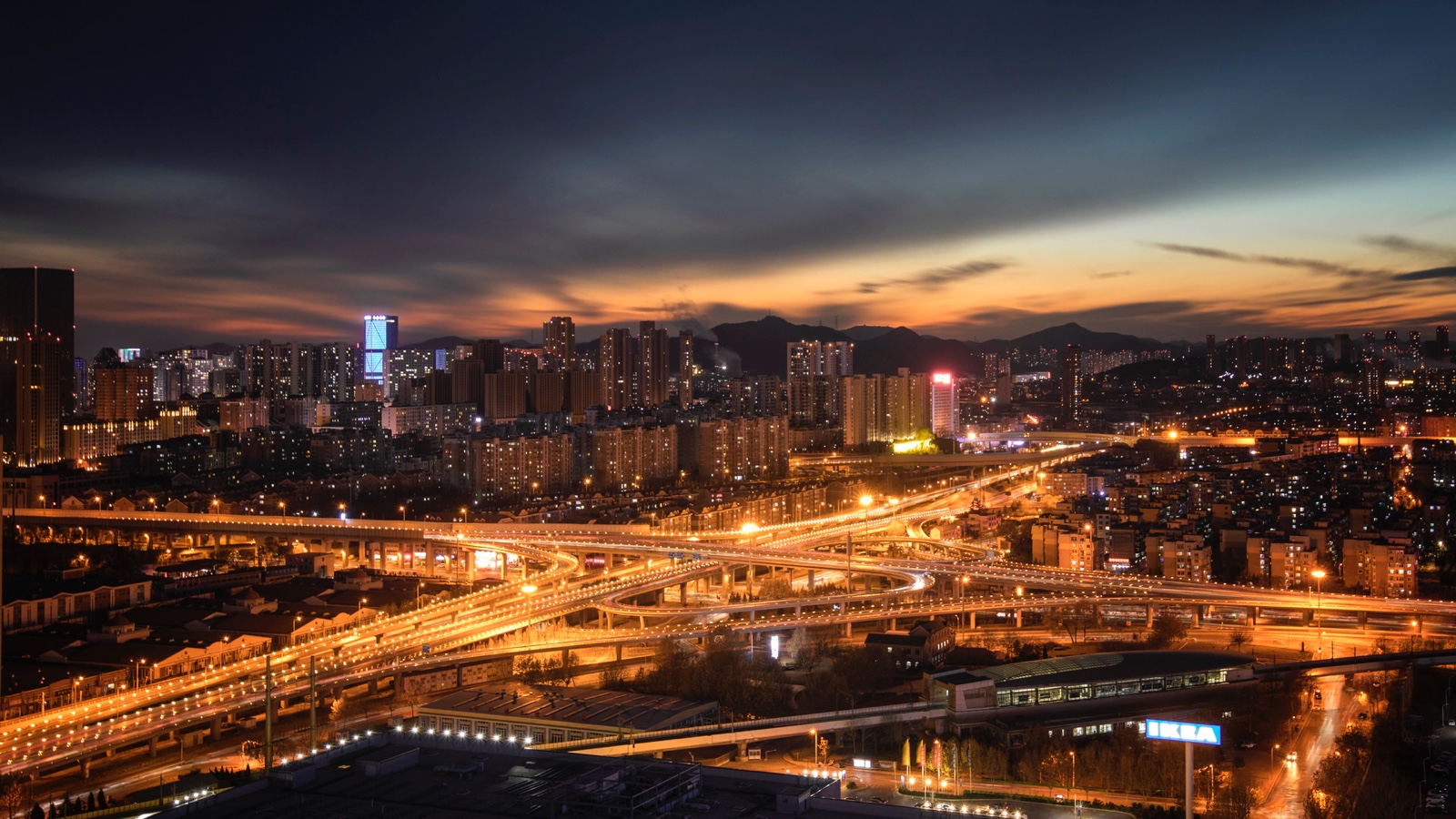 腾讯开启十年来“最强回购”，为何被市场视为“底部”风向标？