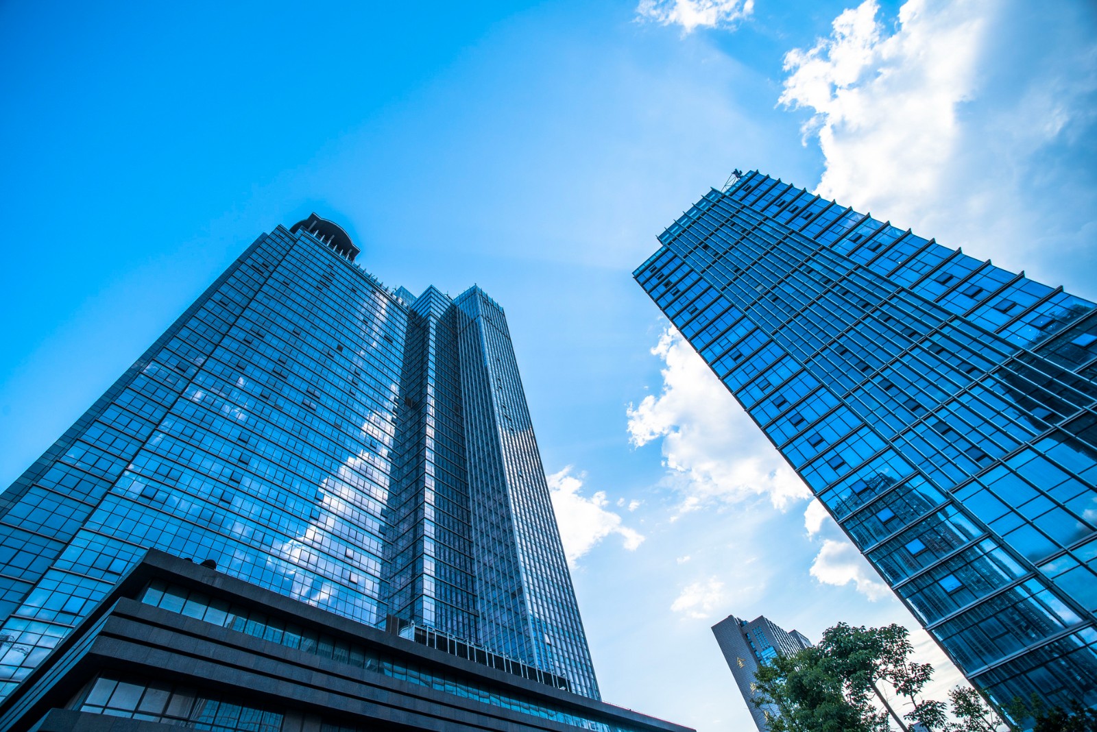 “光二代” 靳军辉强势接班，千亿晶澳切入扩产“快车道”