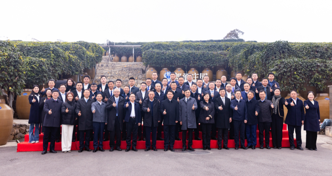 三大酱酒巨头“史诗级会面”!聚首郎酒庄园,茅、郎、习共谋酱香未来