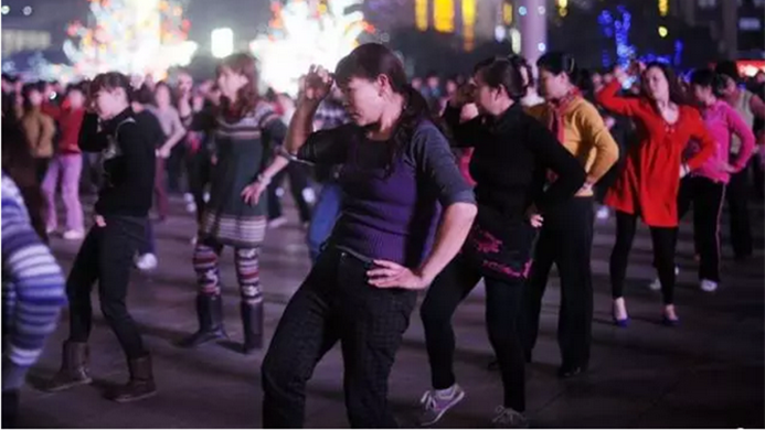 史上最销魂广场舞调研报告:如果她跳的足够快,孤独就追不上她!